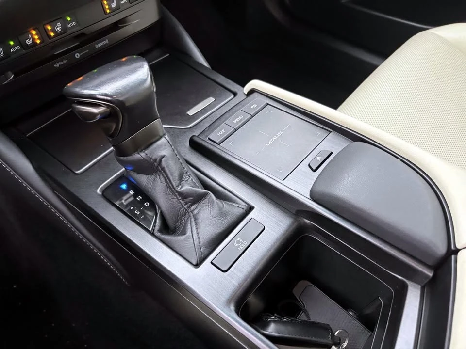 2022 Lexus ES 7th Gen - Image 6 of 10