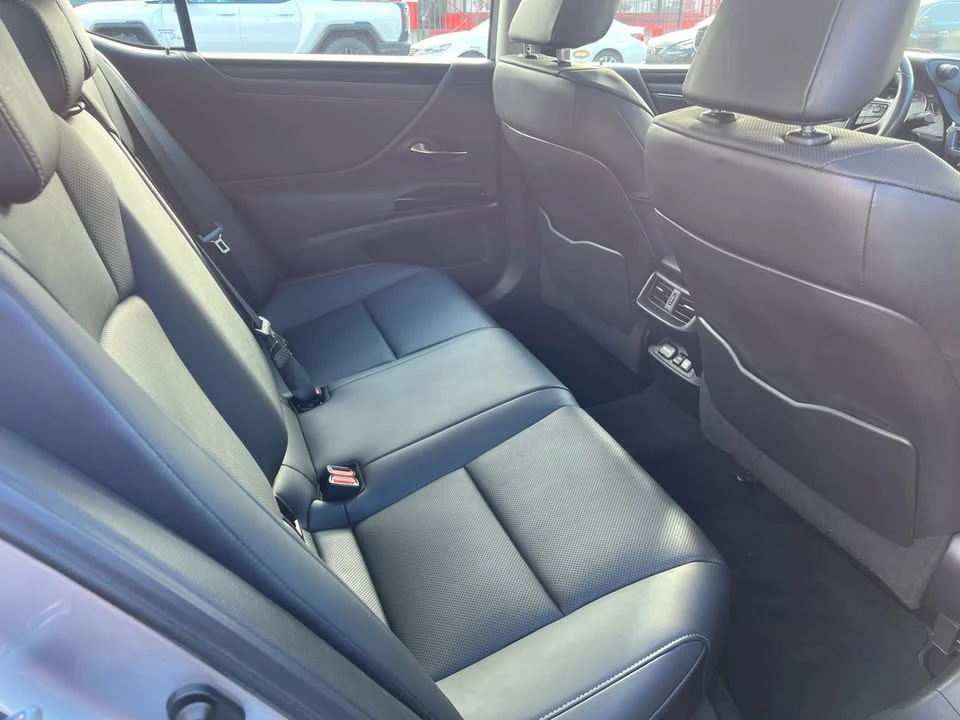 2022 Lexus ES 7th Gen - Image 7 of 17