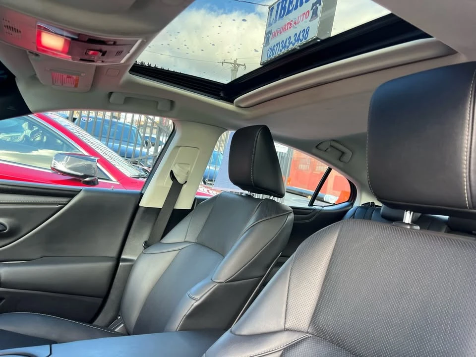 2022 Lexus ES 7th Gen - Image 13 of 15