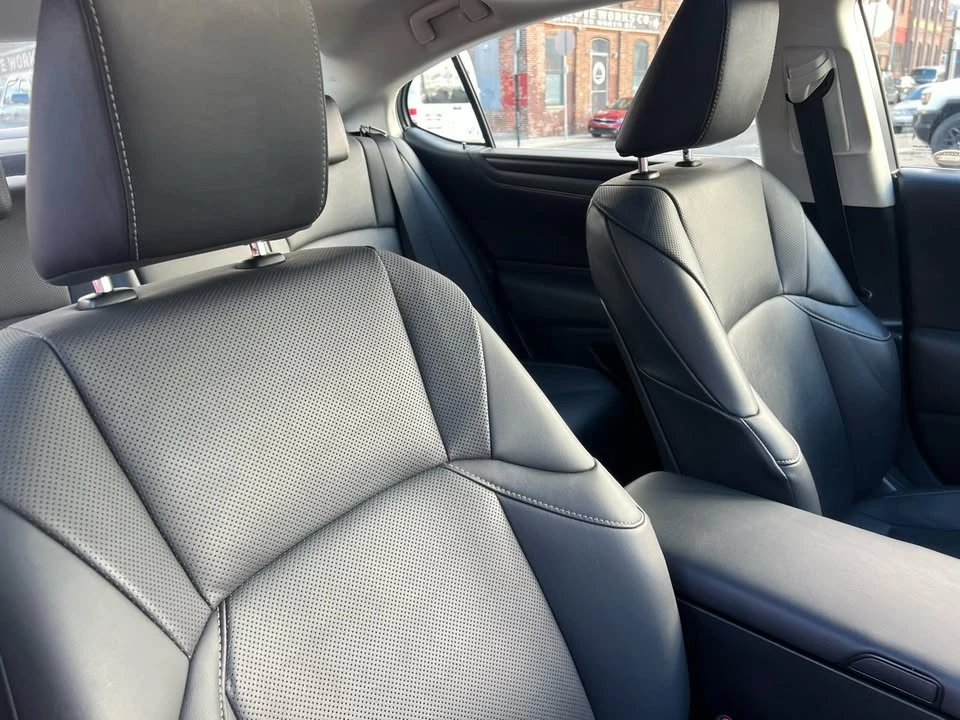 2022 Lexus ES 7th Gen - Image 9 of 15