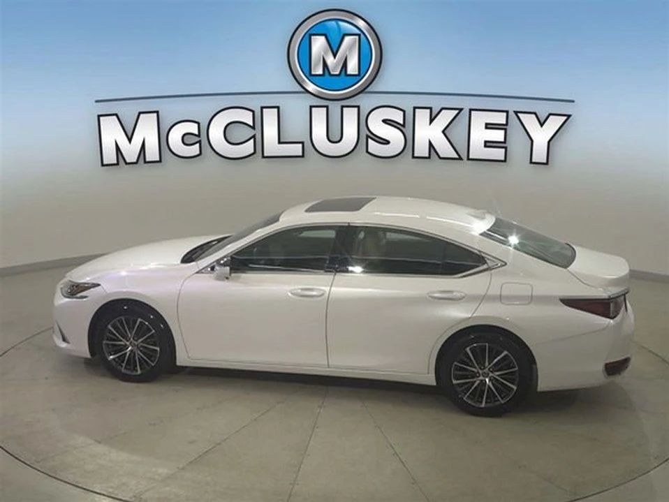 2022 Lexus ES 7th Gen - Image 9 of 10