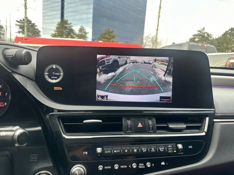 2022 Lexus ES 7th Gen - Image 13 of 14