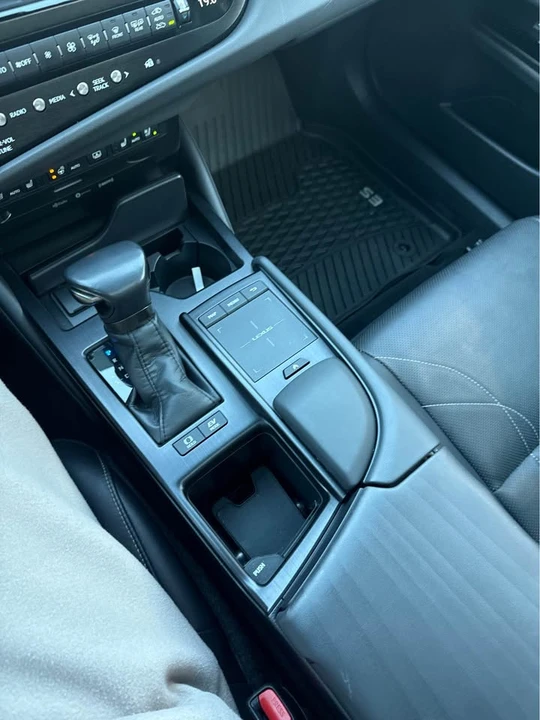 2022 Lexus ES 7th Gen - Image 9 of 16