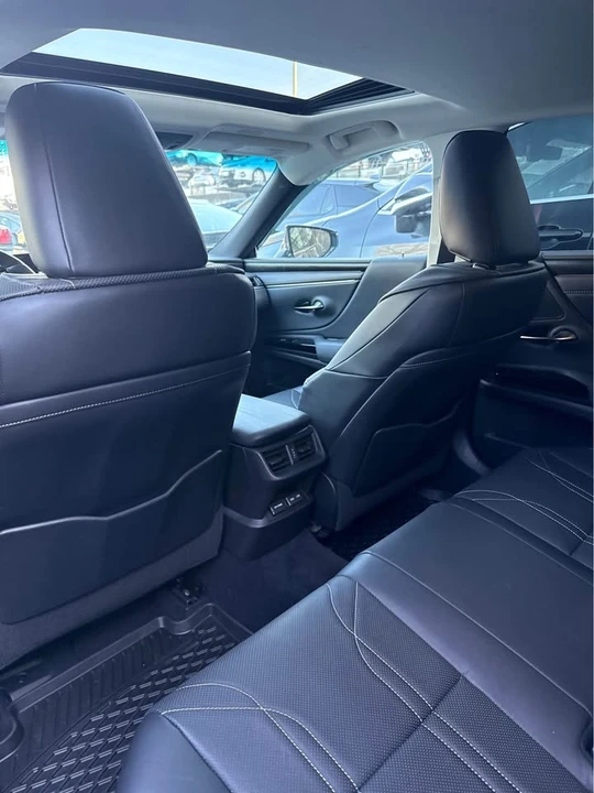 2022 Lexus ES 7th Gen - Image 14 of 16