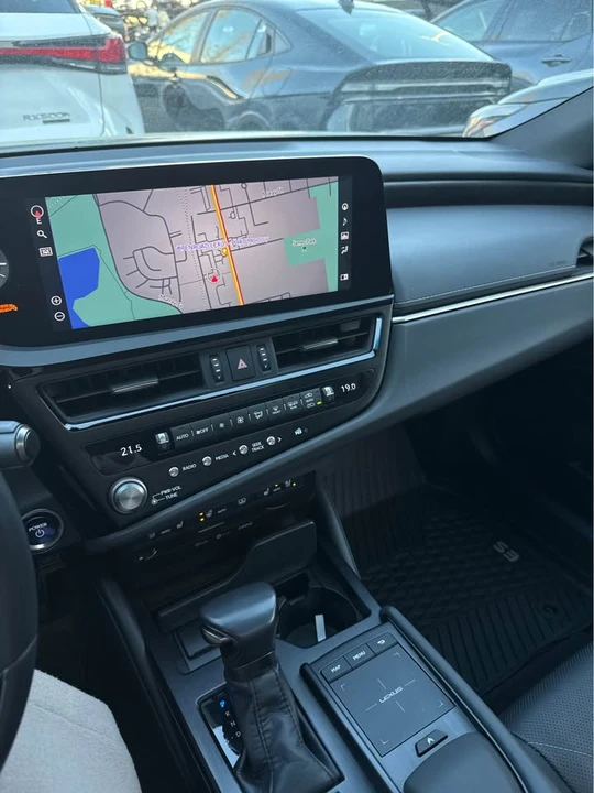 2022 Lexus ES 7th Gen - Image 8 of 16