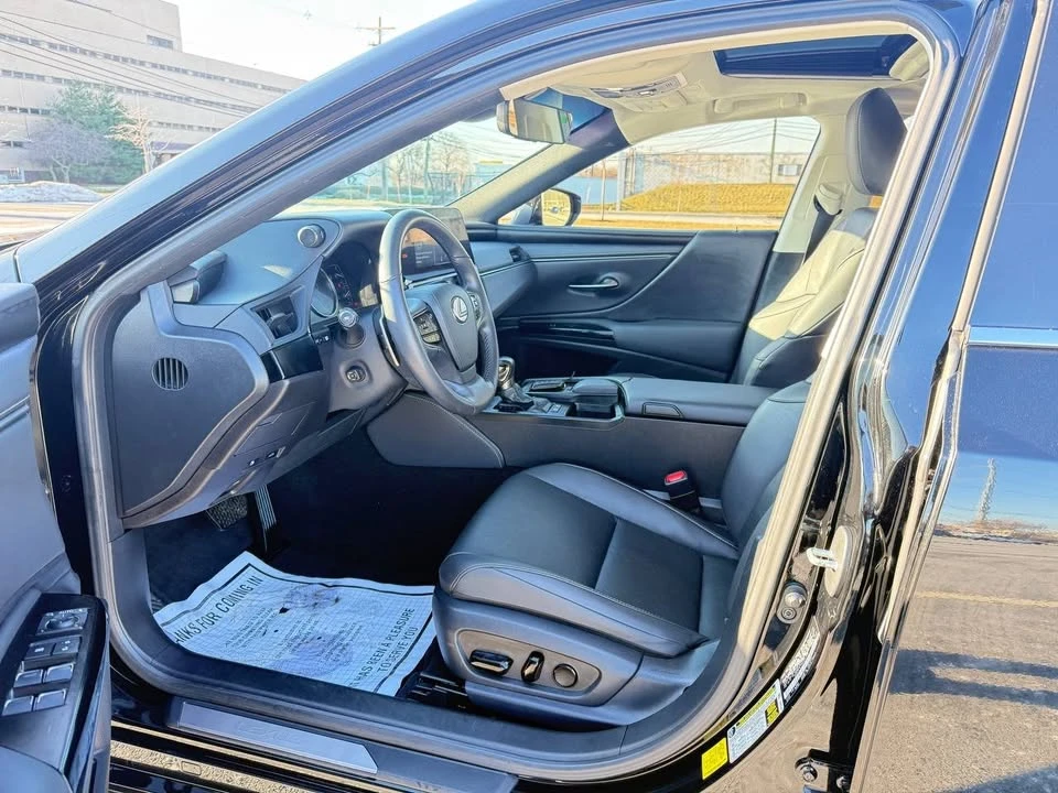 2022 Lexus ES 7th Gen - Image 9 of 15