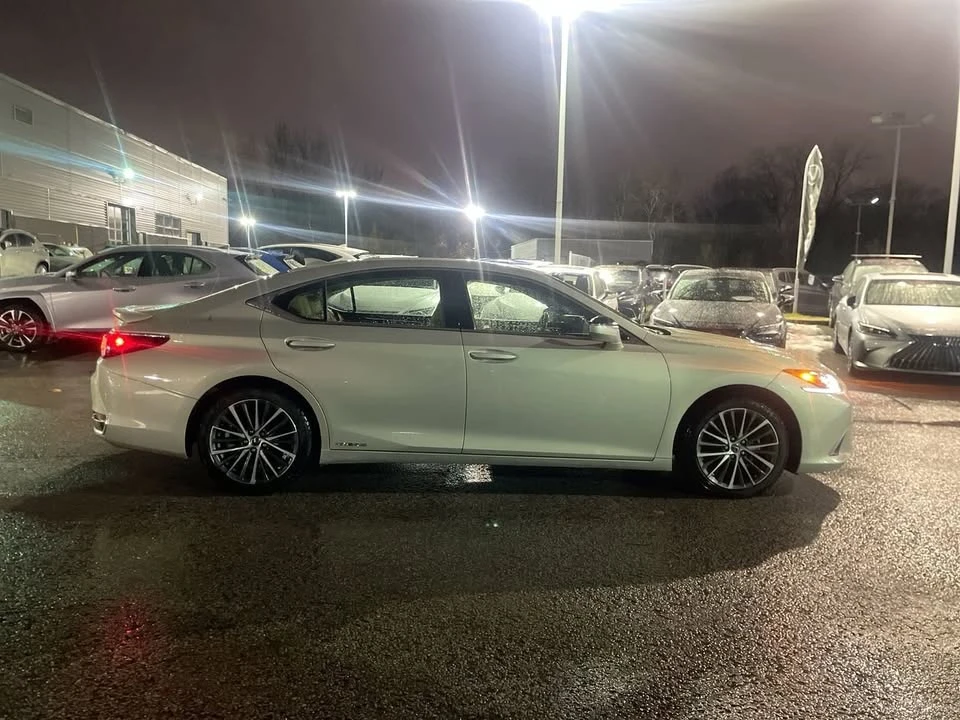 2022 Lexus ES 7th Gen - Image 15 of 20