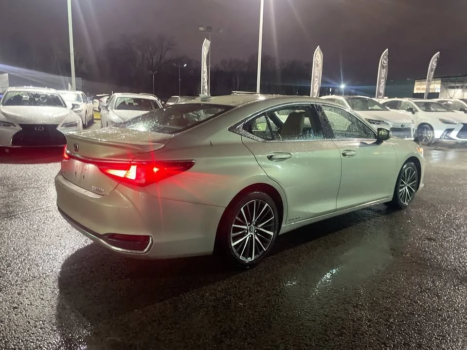 2022 Lexus ES 7th Gen - Image 13 of 20
