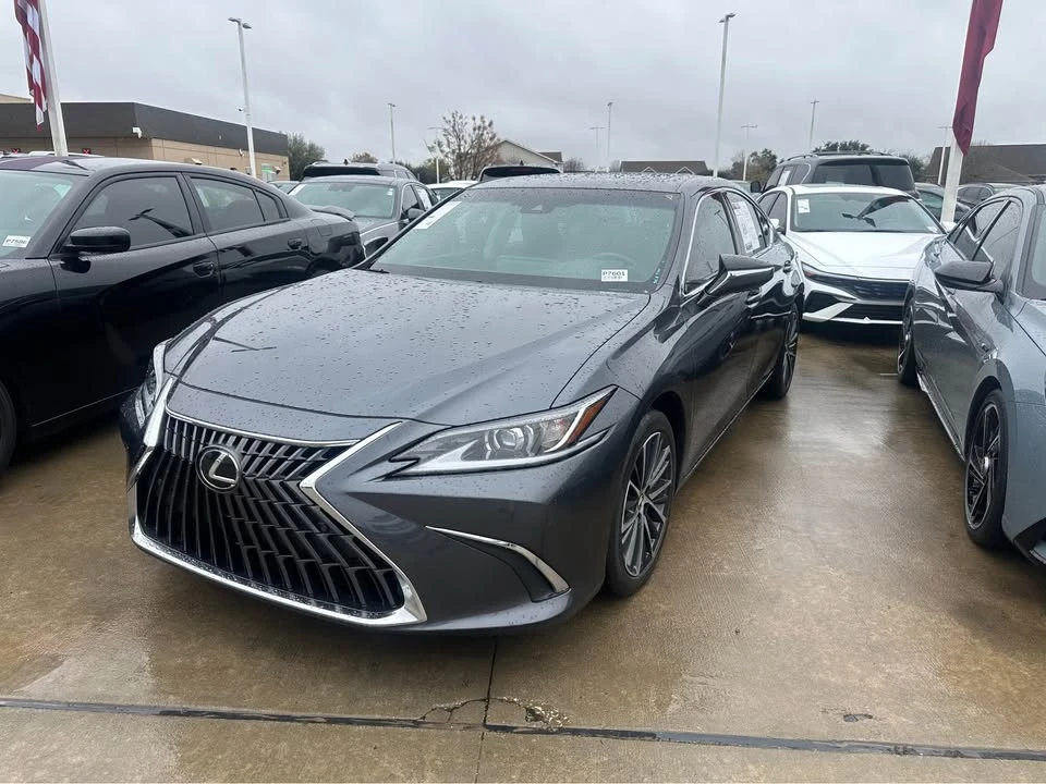 2022 Lexus ES 7th Gen - Image 2 of 7