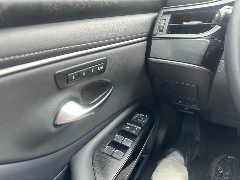2022 Lexus ES 7th Gen - Image 5 of 7