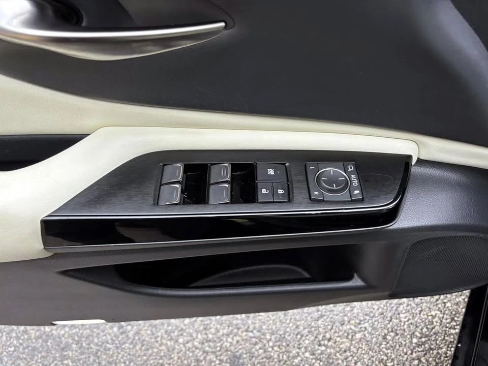 2022 Lexus ES 7th Gen - Image 13 of 20