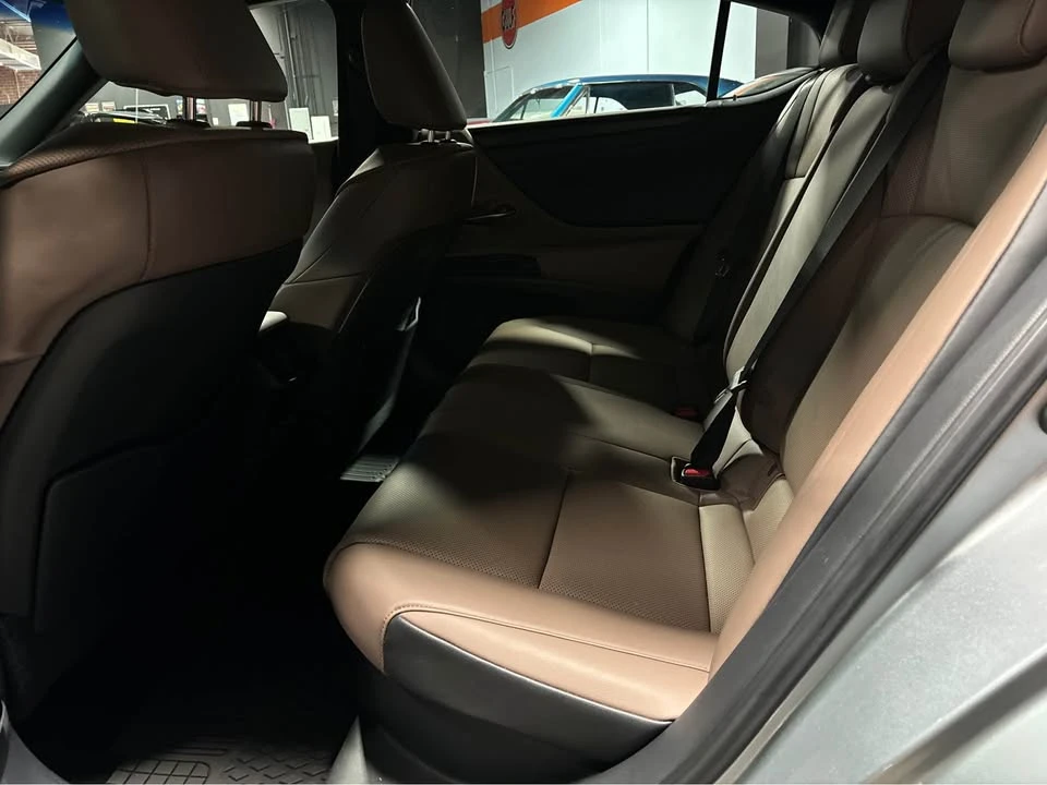 2022 Lexus ES 7th Gen - Image 17 of 19