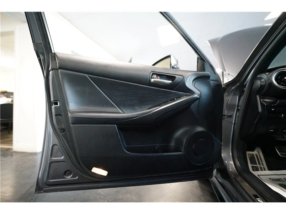 2022 Lexus IS 3rd Gen - Image 16 of 20