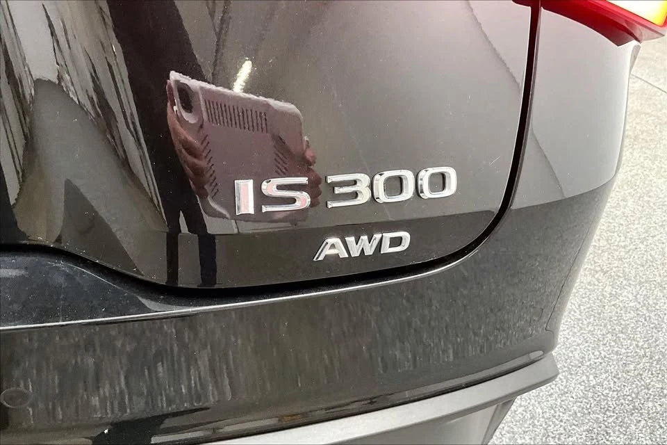 2022 Lexus IS 3rd Gen - Image 9 of 18
