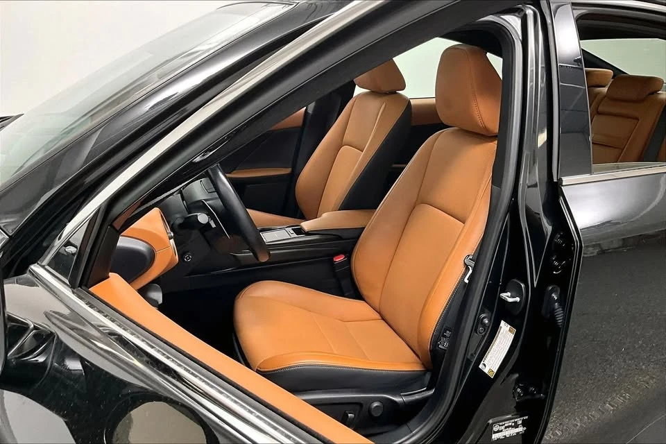 2022 Lexus IS 3rd Gen - Image 11 of 18