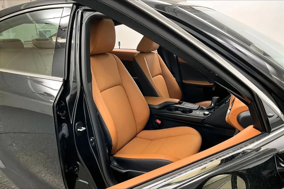2022 Lexus IS 3rd Gen - Image 17 of 18