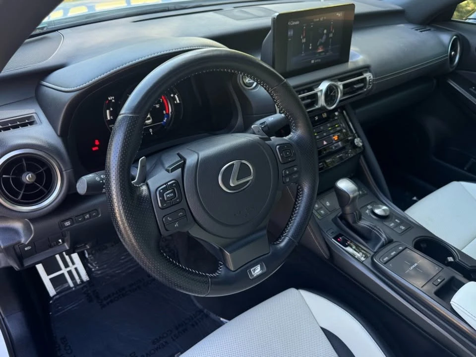 2022 Lexus IS 3rd Gen - Image 19 of 20