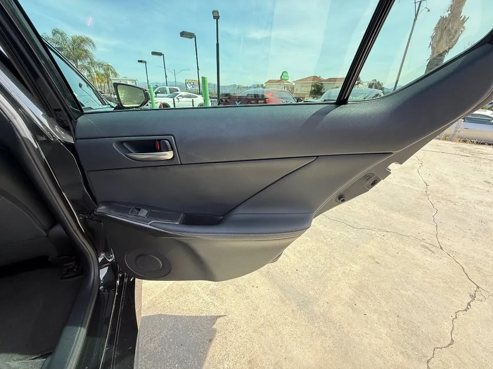 2022 Lexus IS 3rd Gen - Image 19 of 20
