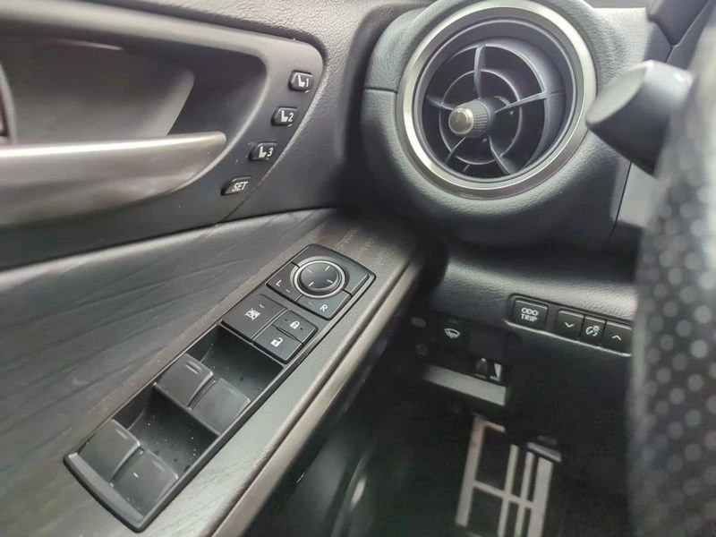 2022 Lexus IS 3rd Gen - Image 12 of 19