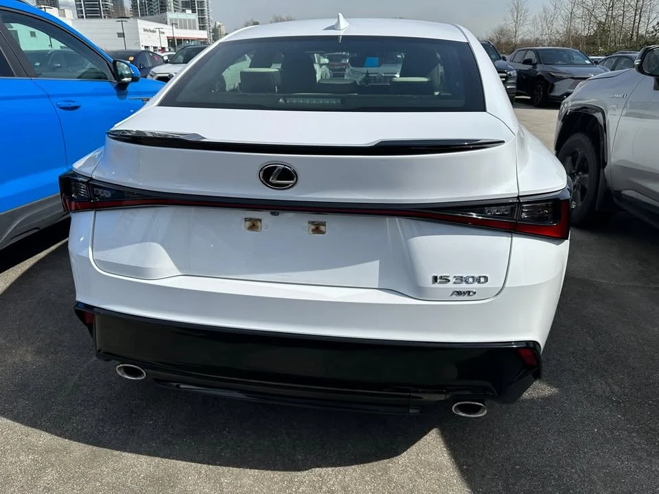 2022 Lexus IS 3rd Gen - Image 5 of 8