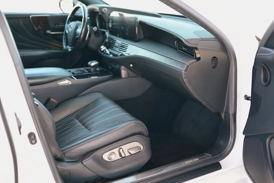 2022 Lexus LS 5th Gen - Image 16 of 18