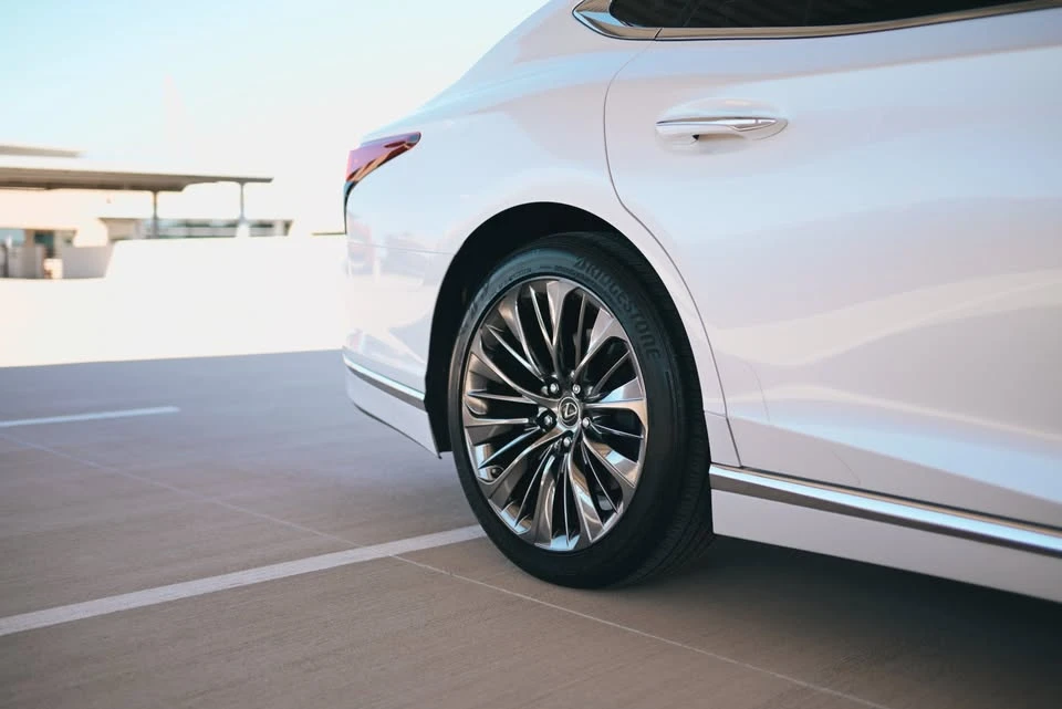 2022 Lexus LS 5th Gen - Image 18 of 18