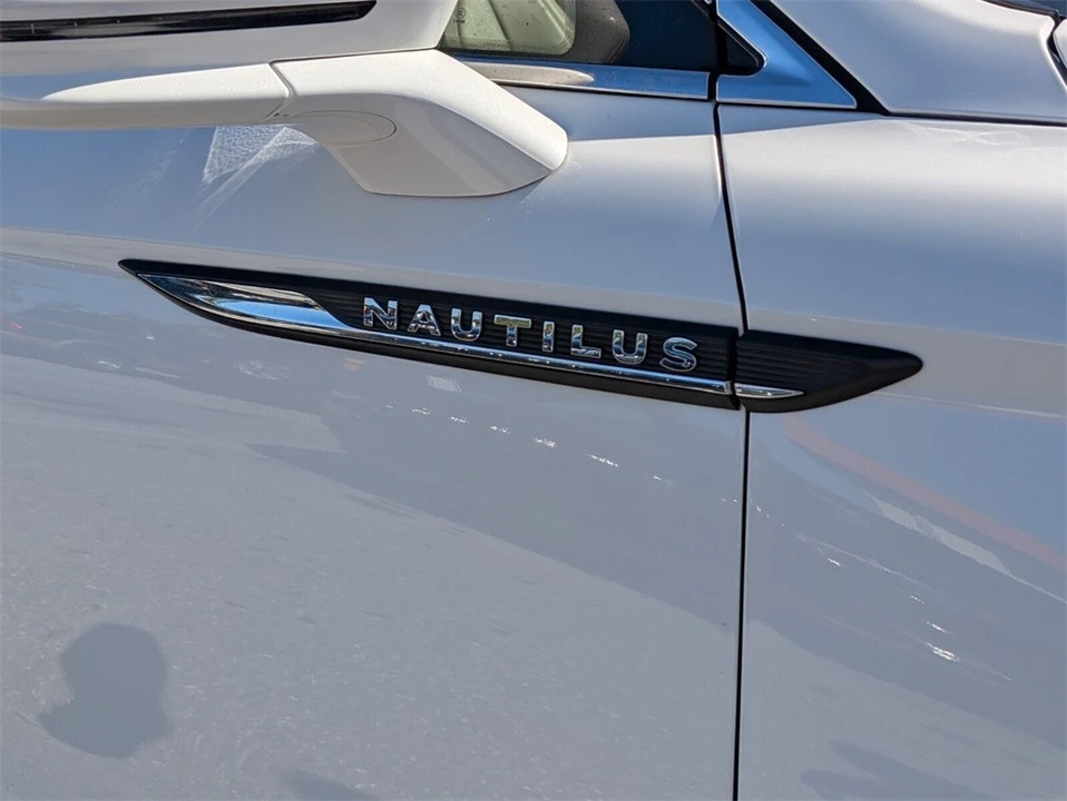 2022 Lincoln Nautilus - Image 10 of 12