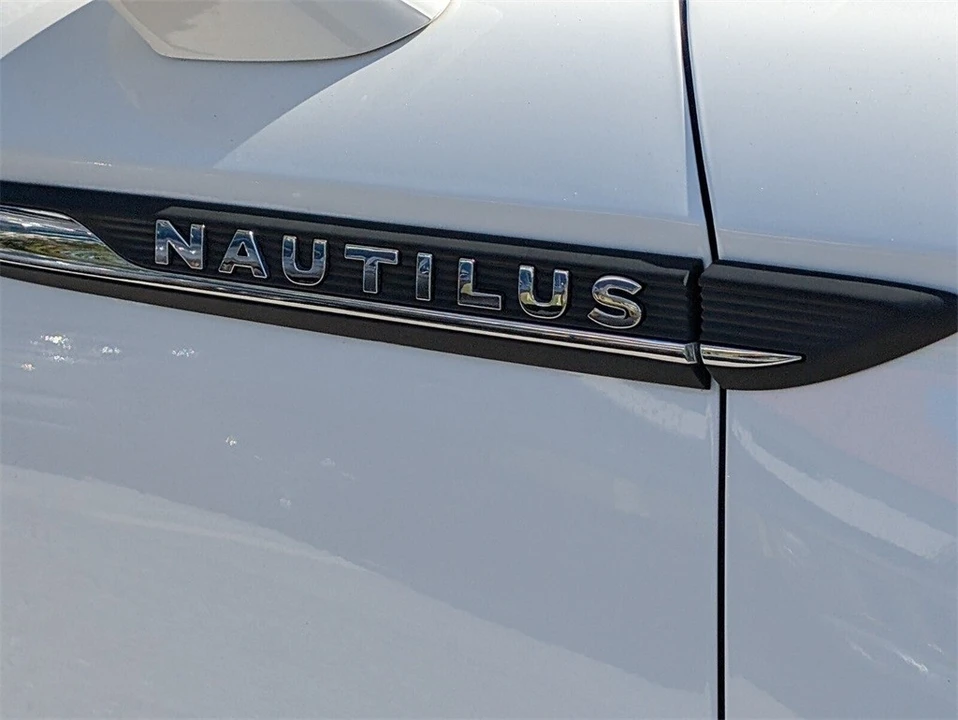 2022 Lincoln Nautilus - Image 10 of 12