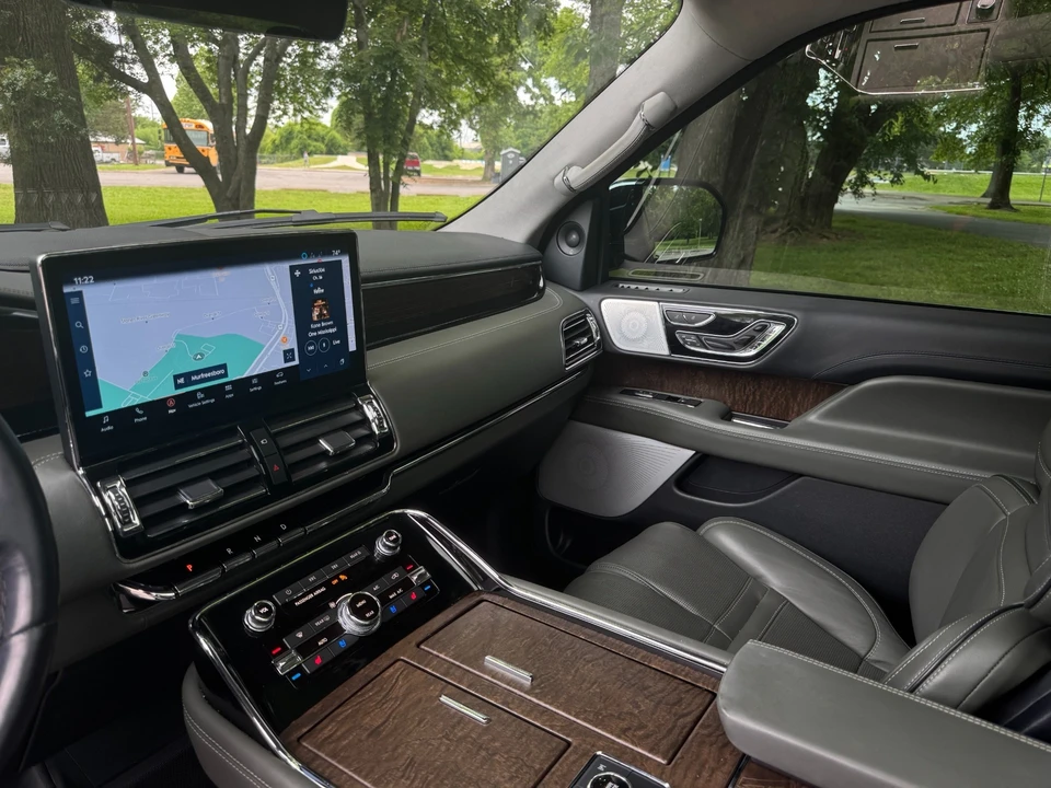 2022 Lincoln Navigator 4th Gen - Image 20 of 21