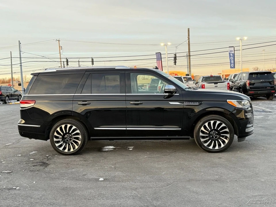 2022 Lincoln Navigator 4th Gen - Image 2 of 12