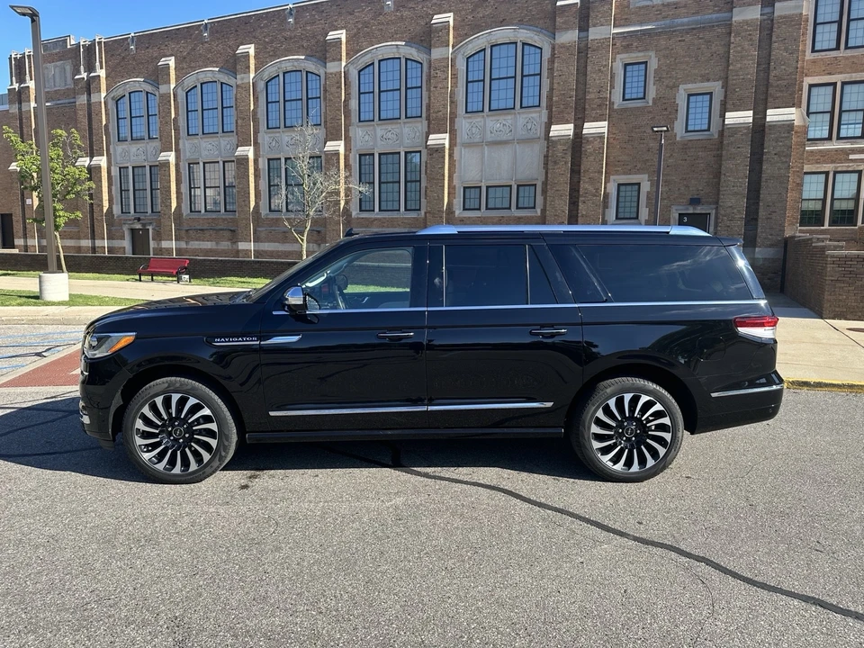 2022 Lincoln Navigator 4th Gen - Image 2 of 21