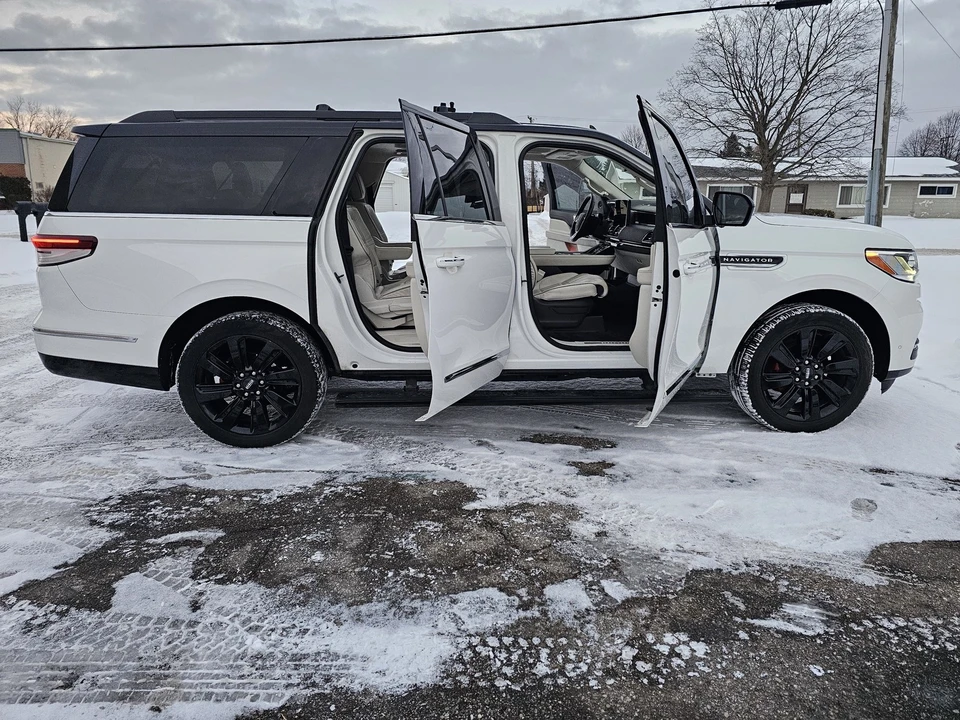 2022 Lincoln Navigator 4th Gen - Image 13 of 21