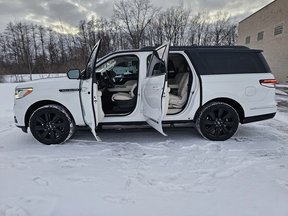 2022 Lincoln Navigator 4th Gen - Image 16 of 21