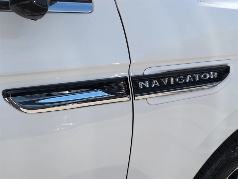 2022 Lincoln Navigator 4th Gen - Image 17 of 21