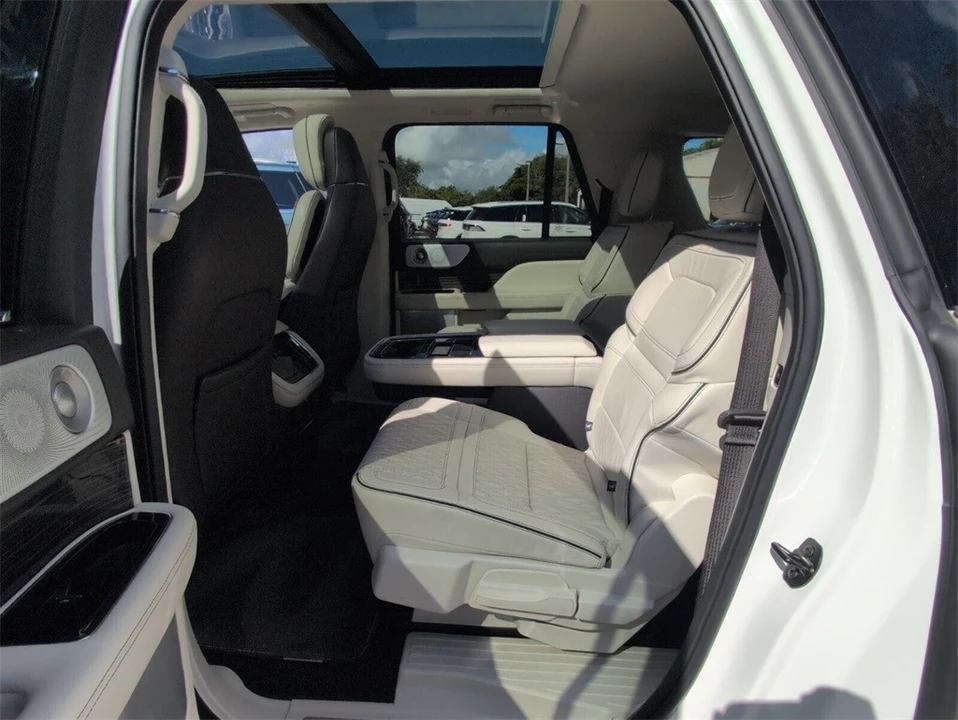 2022 Lincoln Navigator 4th Gen - Image 8 of 12