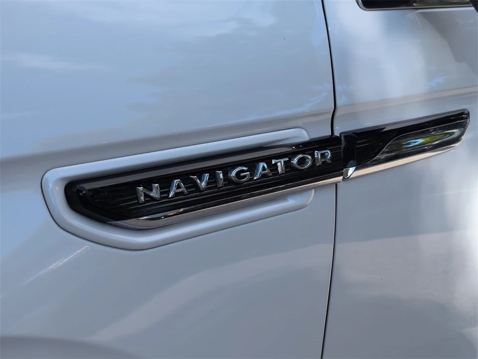 2022 Lincoln Navigator 4th Gen - Image 5 of 12