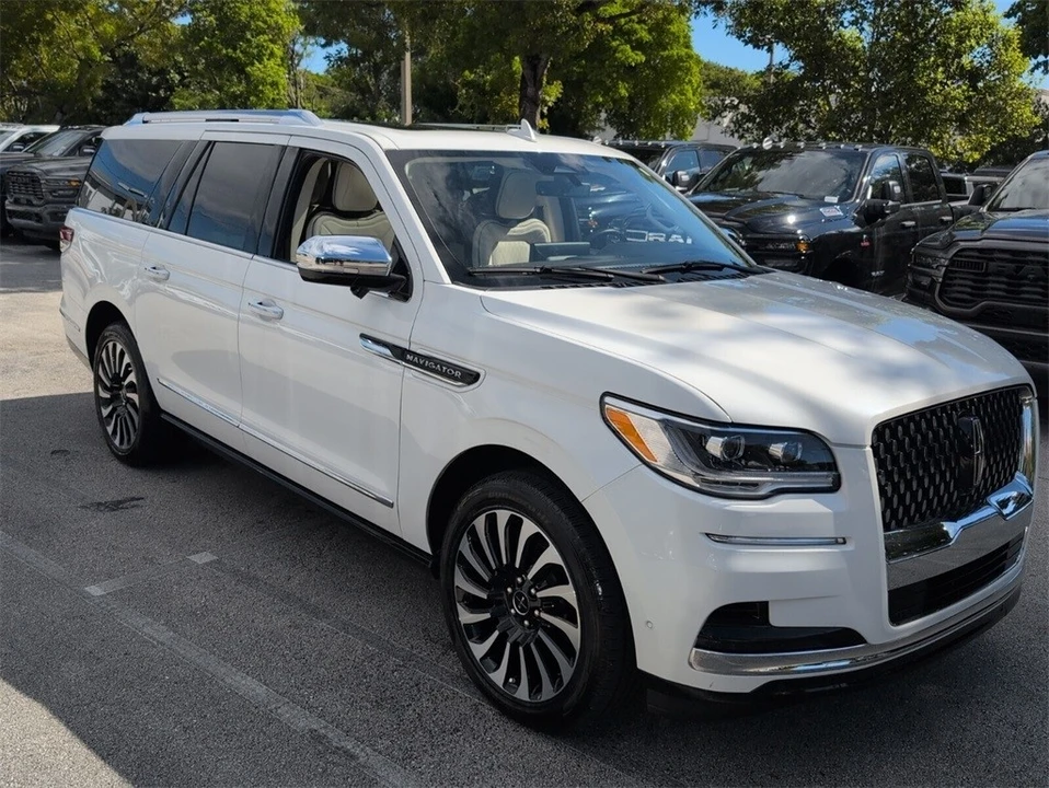2022 Lincoln Navigator 4th Gen - Image 2 of 12