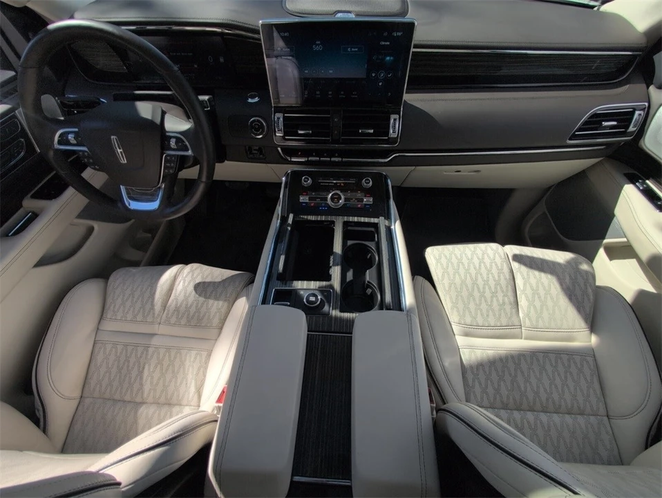 2022 Lincoln Navigator 4th Gen - Image 10 of 12