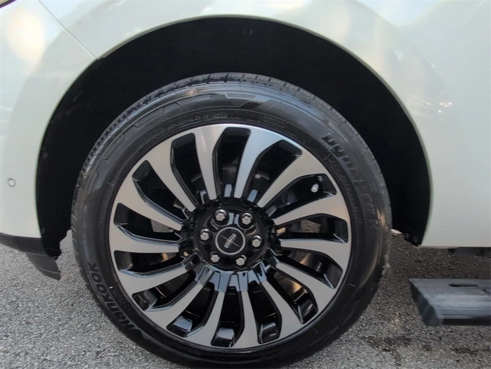 2022 Lincoln Navigator 4th Gen - Image 20 of 21