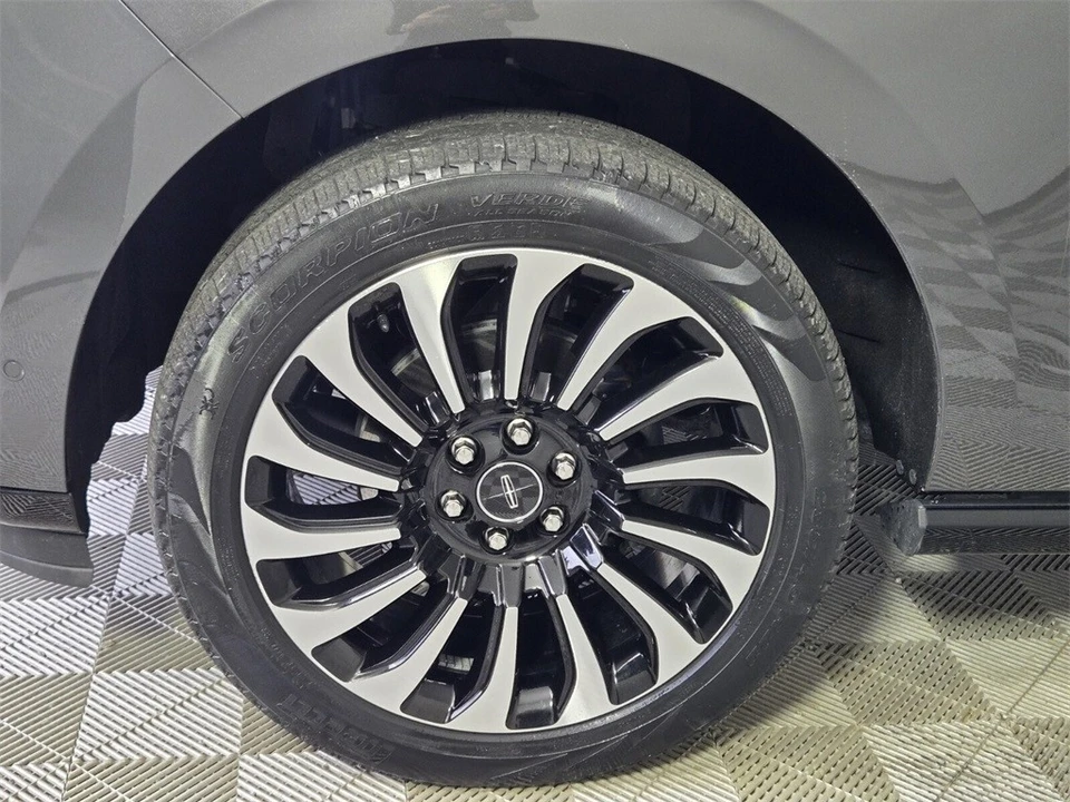 2022 Lincoln Navigator 4th Gen - Image 5 of 12