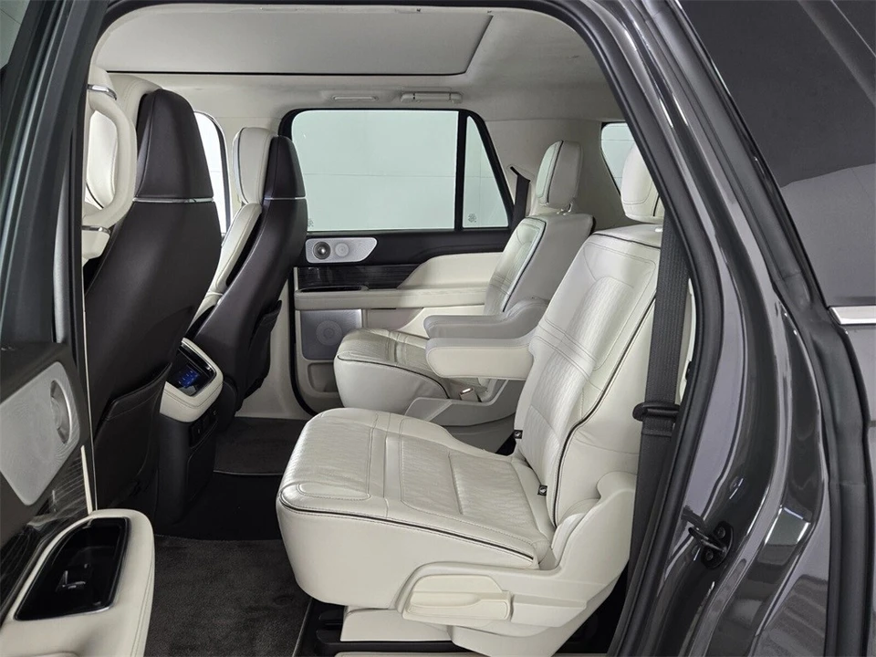 2022 Lincoln Navigator 4th Gen - Image 9 of 12