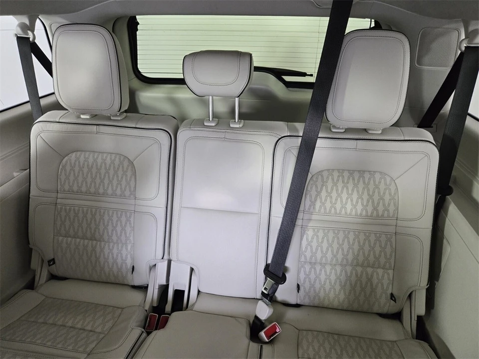 2022 Lincoln Navigator 4th Gen - Image 10 of 12