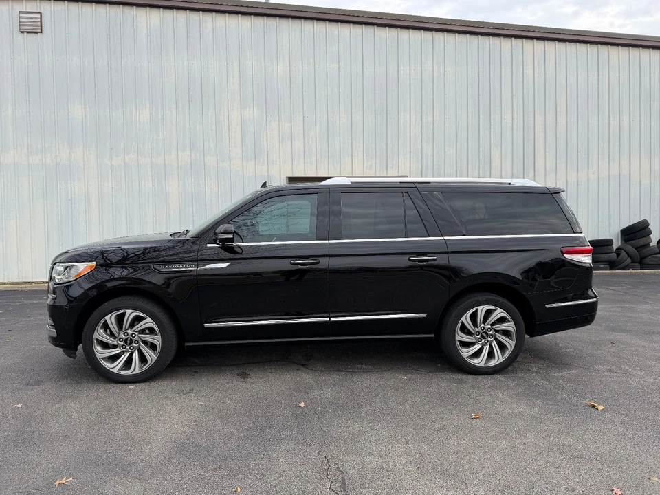 2022 Lincoln Navigator 4th Gen - Image 2 of 20