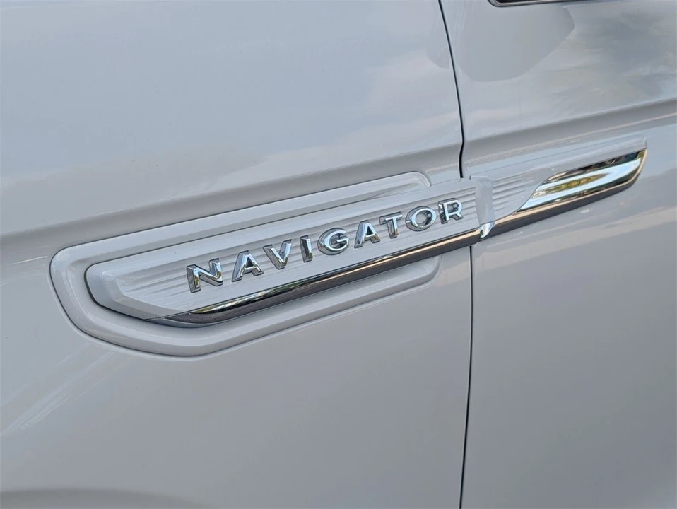 2022 Lincoln Navigator 4th Gen - Image 5 of 12