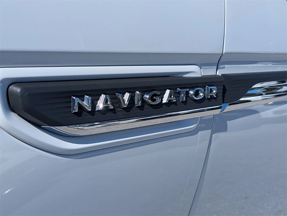 2022 Lincoln Navigator 4th Gen - Image 10 of 12