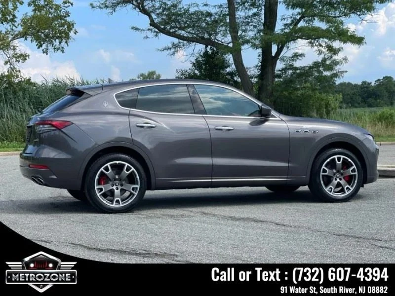 2022 Maserati Levante - Image 9 of 12