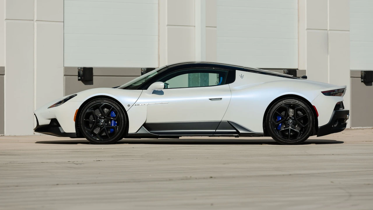 2022 Maserati MC20 - Image 2 of 31