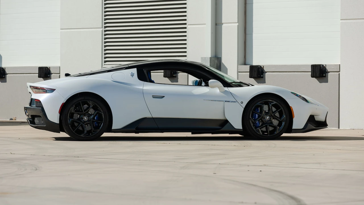 2022 Maserati MC20 - Image 8 of 31