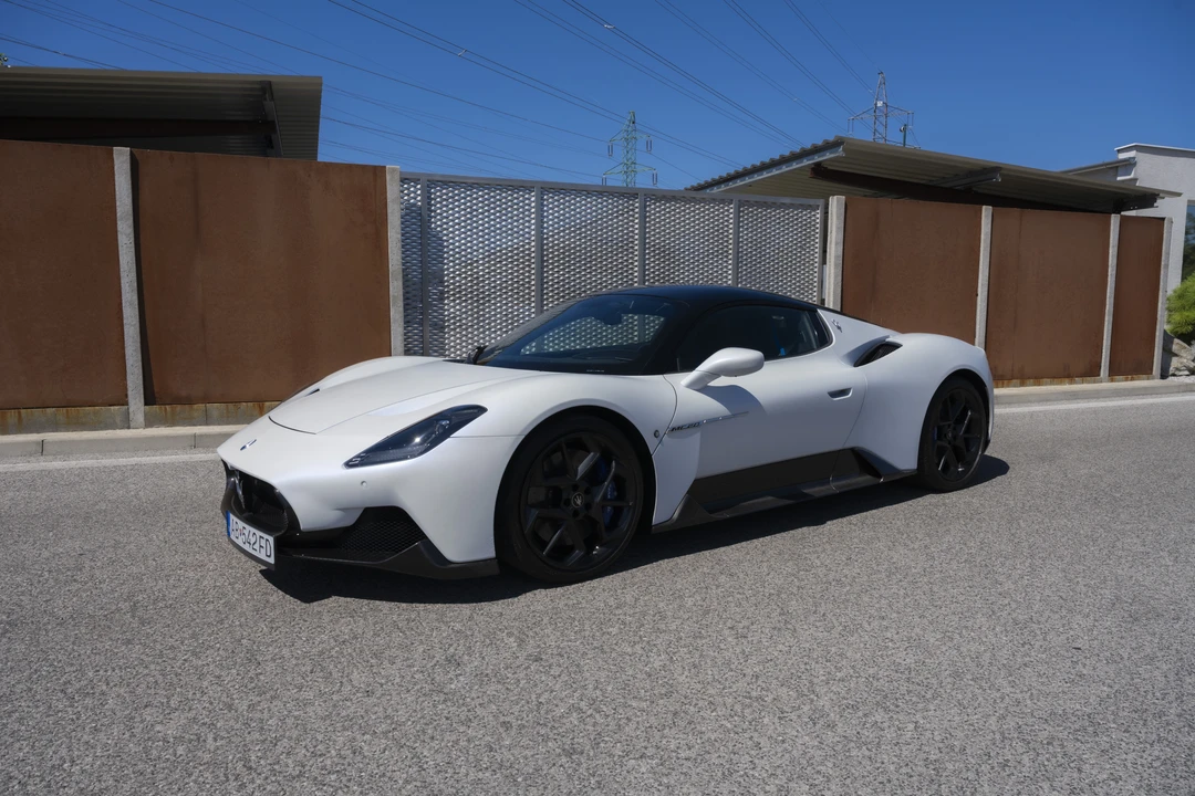 2022 Maserati MC20 - Image 8 of 31