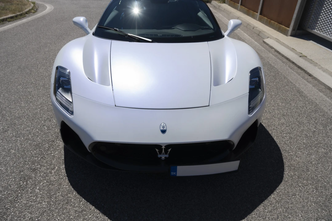 2022 Maserati MC20 - Image 2 of 31